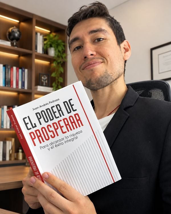 Juan Andrés Pedroza en su oficina con sus libros