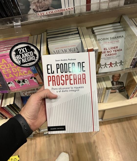 El libro en el estante de una librería en Colombia