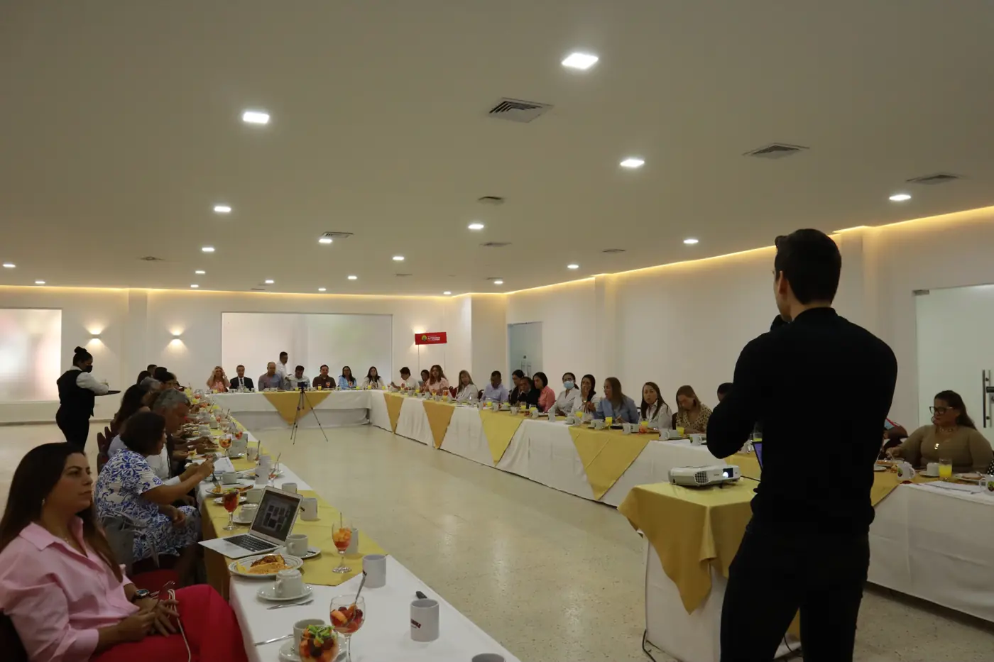 Juan dictando la conferencia a un equipo de empresa