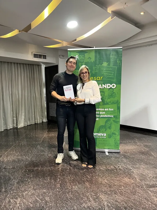 Juan con el libro en un evento de Coomeva