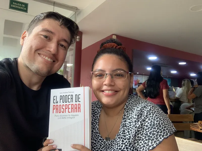 Juan con una lectora y el libro