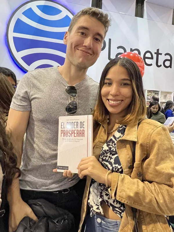 Lectores con el libro en el stand de Planeta
